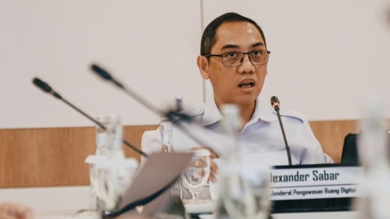 082297200_1763597465-Direktur_Jenderal_Pengawasan_Ruang_Digital__Alexander_Sabar.jpeg
