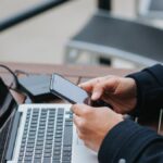 085024100_1762407468-Membuka_ponsel_dan_laptop__Pexels_.jpg