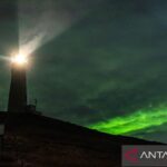 Aurora-Borealis-menerangi-langit-malam-Islandia-191123-RTR-1.jpg