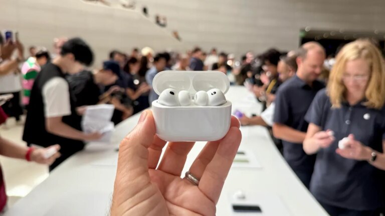 airpods-pro-3-demo-room-3.jpg