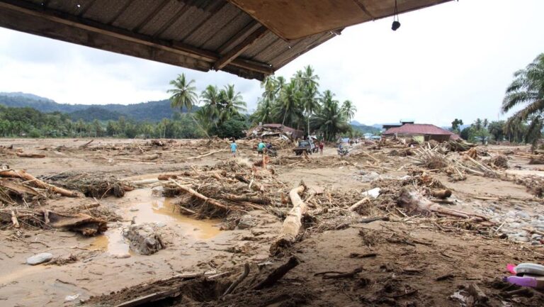 bencana-banjir-bandang-di-tapanuli-selatan-1764324341822_169.jpeg