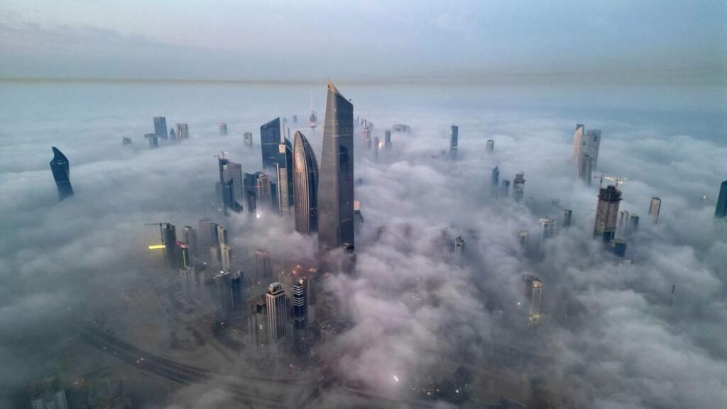kuwait-diselimuti-kabut-tebal-1763106065723_169.jpeg