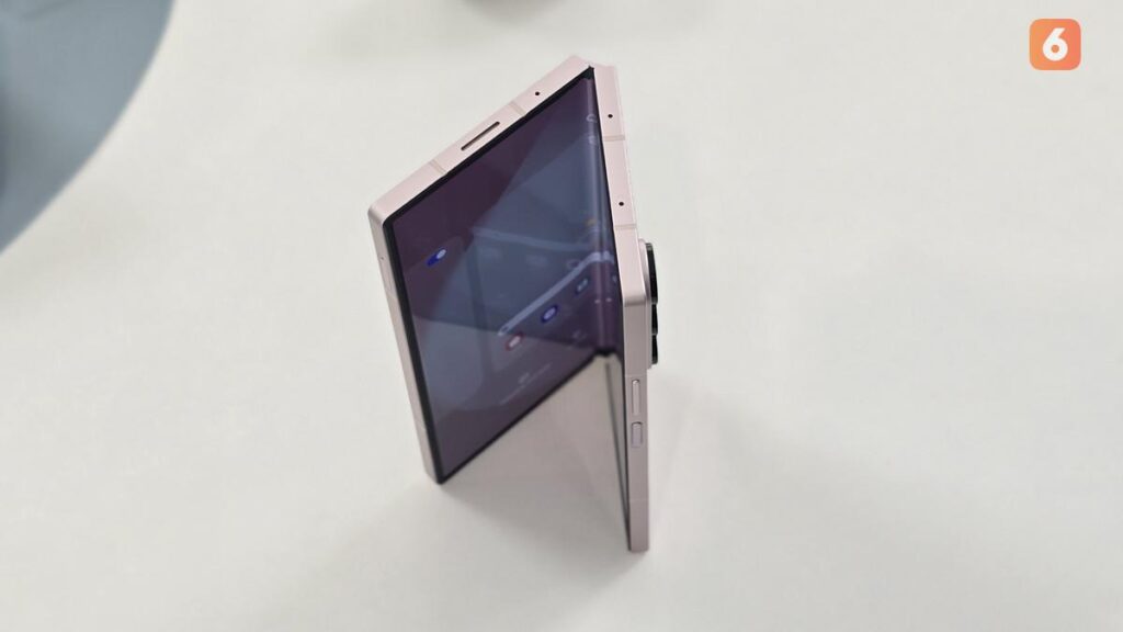 025921800_1720596722-Galaxy_Z_Fold_6_04.jpg