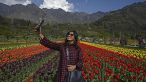 033234000_1680759873-Taman_tulip_terbesar_di_Asia_di_Kashmir-AFP__8_.jpg