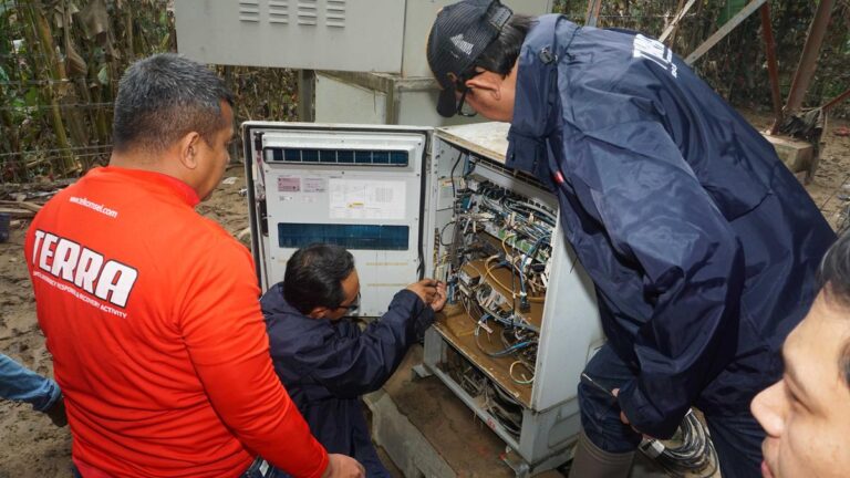 068762400_1764662472-Telkomsel_Berhasil_Pulihkan_79_7__Layanan_Terdampak_Banjir__Longsor_Sumatera_3A.jpeg