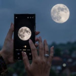 077462600_1765769224-Ilustrasi_foto_bulan_dengan_menggunakan_smartphone.png