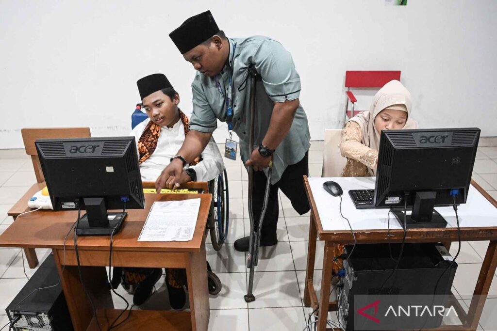 Guru-penyandang-disabilitas-mengajar-di-sekolah-luar-biasa-251125-sth-02.jpg