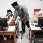 Guru-penyandang-disabilitas-mengajar-di-sekolah-luar-biasa-251125-sth-02.jpg