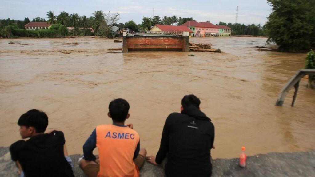 banjir-bandang-rusak-jembatan-lintas-nasional-di-pidie-jaya-1764384909514_169.jpeg