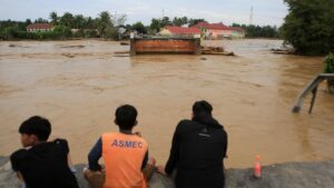 banjir-bandang-rusak-jembatan-lintas-nasional-di-pidie-jaya-1764384909514_169.jpeg