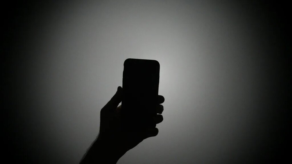 dark-iphone.jpg