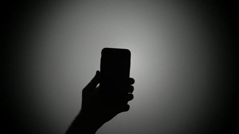 dark-iphone.jpg