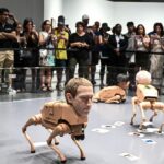 elon-musk-dan-jeff-bezos-jadi-anjing-robot-di-art-basel-1765516772601_169.jpeg