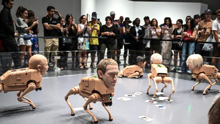 elon-musk-dan-jeff-bezos-jadi-anjing-robot-di-art-basel-1765516772601_169.jpeg