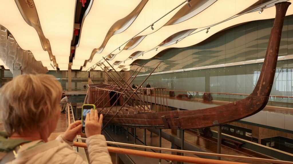 perakitan-perahu-raja-khufu-di-museum-agung-mesir-1767084538084_169.jpeg