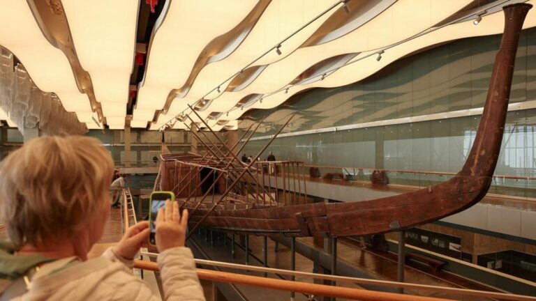 perakitan-perahu-raja-khufu-di-museum-agung-mesir-1767084538084_169.jpeg