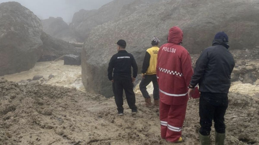 polda-catat-62-tewas-akibat-banjir-dan-longsor-di-sumut-65-orang-hilang-1764300598198_169.png