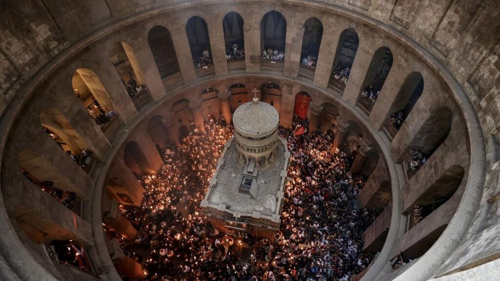 ritual-api-suci-paskah-di-gereja-makam-suci-yesus-1745138068308_169.jpeg