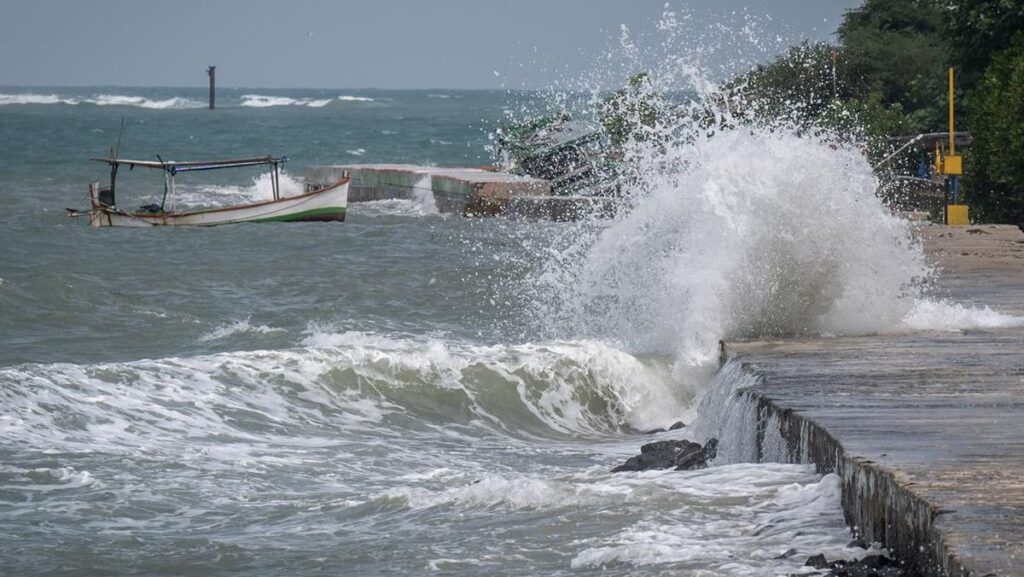 waspada-gelombang-tinggi-di-perairan-indonesia_169.jpeg