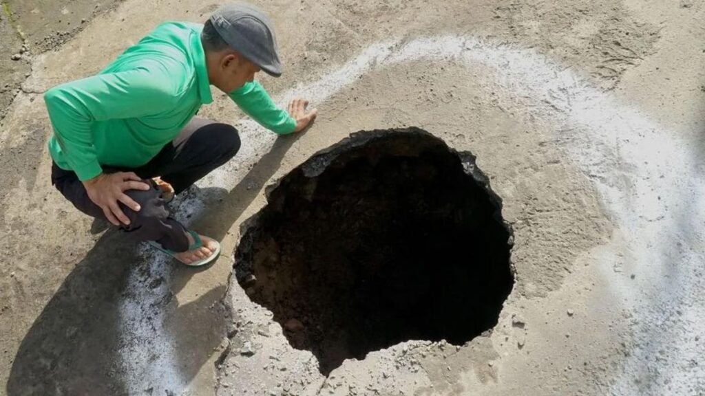 1767860227_geolog-sebut-fenomena-sinkhole-kerap-terjadi-di-daerah-bukit-kapur-1767601613955_169.jpeg