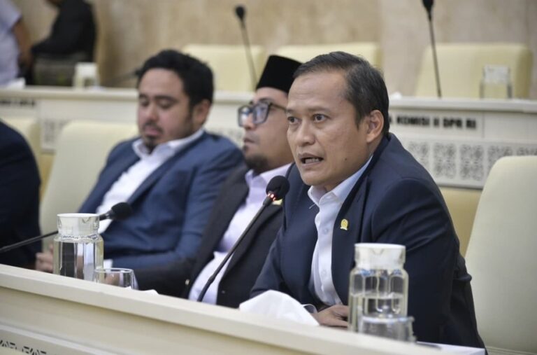 anggota_dpr_ri_komisi_ii_azis_subekti-5xoN_large.jpg