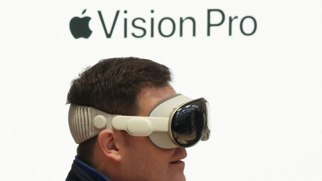 apple-vision-pro-resmi-rilis-di-new-york-7_169.jpeg