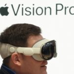 apple-vision-pro-resmi-rilis-di-new-york-7_169.jpeg