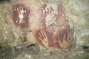 gambar_jejak_tangan_dari_gua_di_maros_sulawesi-PYQj_large.jpg