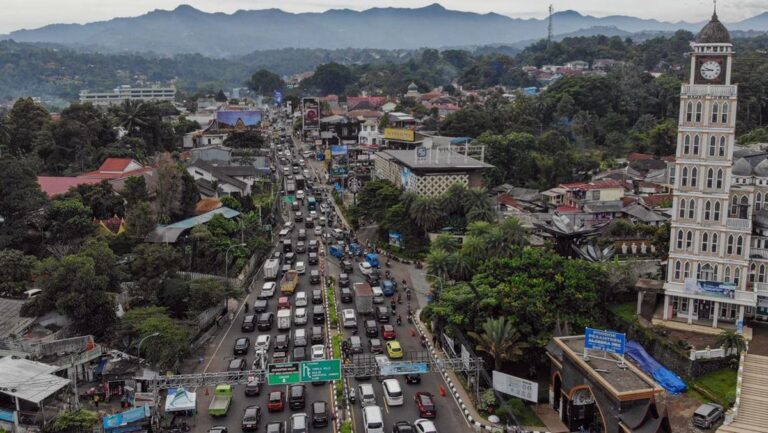 kepadatan-kendaraan-libur-waisak-di-puncak-bogor-1747026485361_169.jpeg