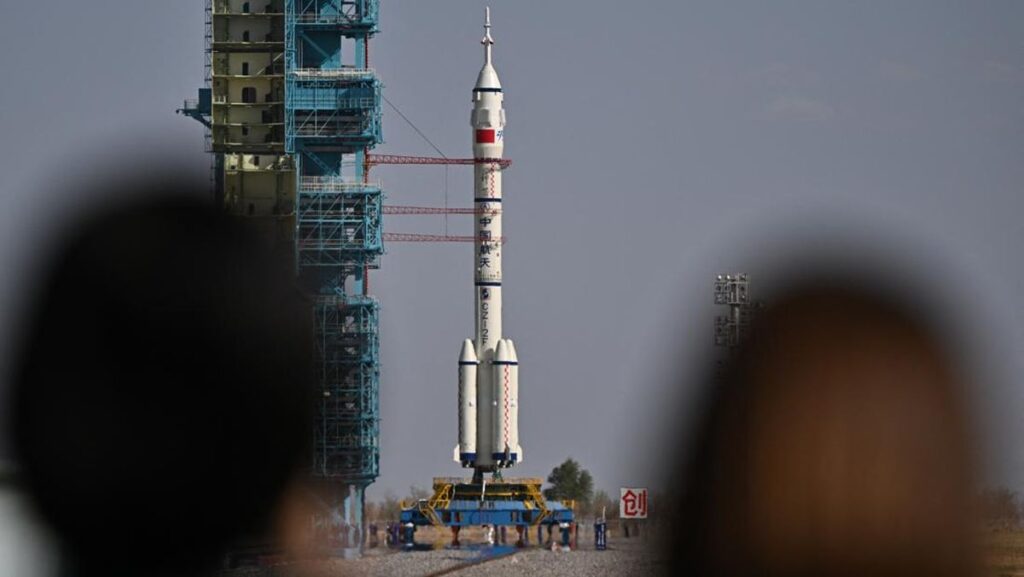 momen-china-kirim-3-astronaut-ke-antariksa-1745555839105_169.jpeg