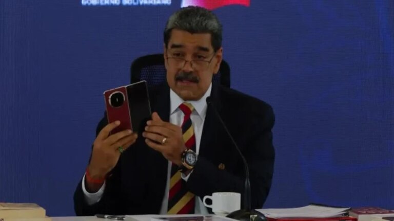 sebelum-ditangkap-as-maduro-pamer-huawei-mate-x6-klaim-tak-bisa-diretas-lzm.jpg