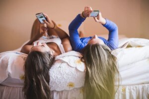 teens-on-phone-GettyImages-1295866781.jpg